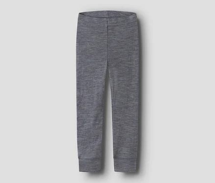 Graue gerippte Leggings mit Gummibund und Bündchen an den Knöcheln.