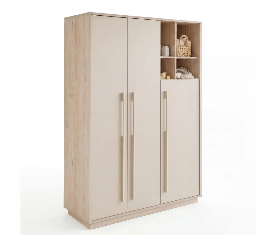Heller Holzschrank mit drei hellbeigen Türen und langen Griffen. Oben rechts sind offene Regale mit einer weißen Vase, einem geflochtenen Korb, Holzklötzen und einer weißen Regenbogen-Dekoration.