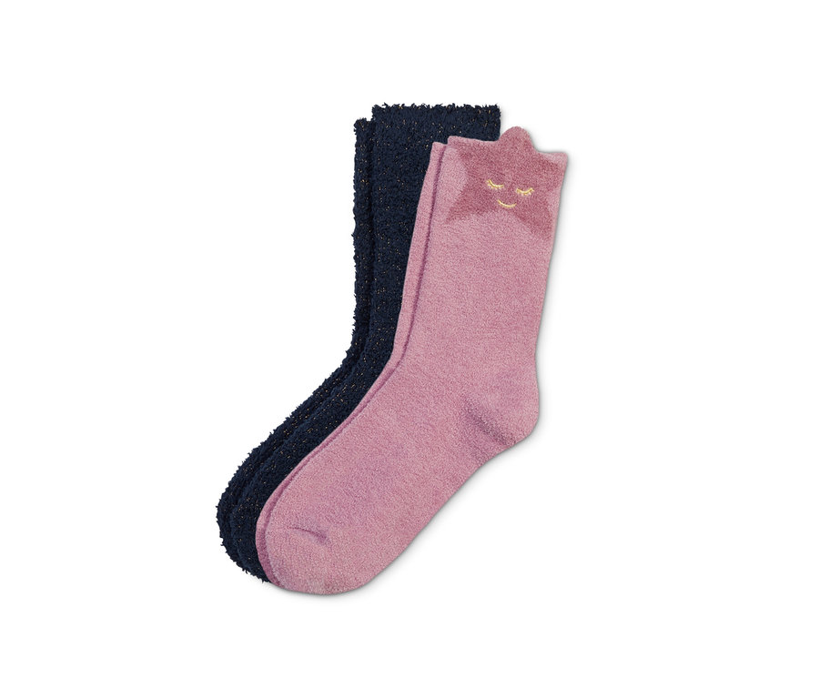 Zwei Paar Kuschelsocken: ein Paar dunkelblau, ein Paar rosa mit Sternmotiv.