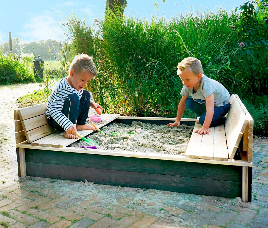 Zwei Jungen spielen im EXIT XL-Sandkasten »Aksent«.