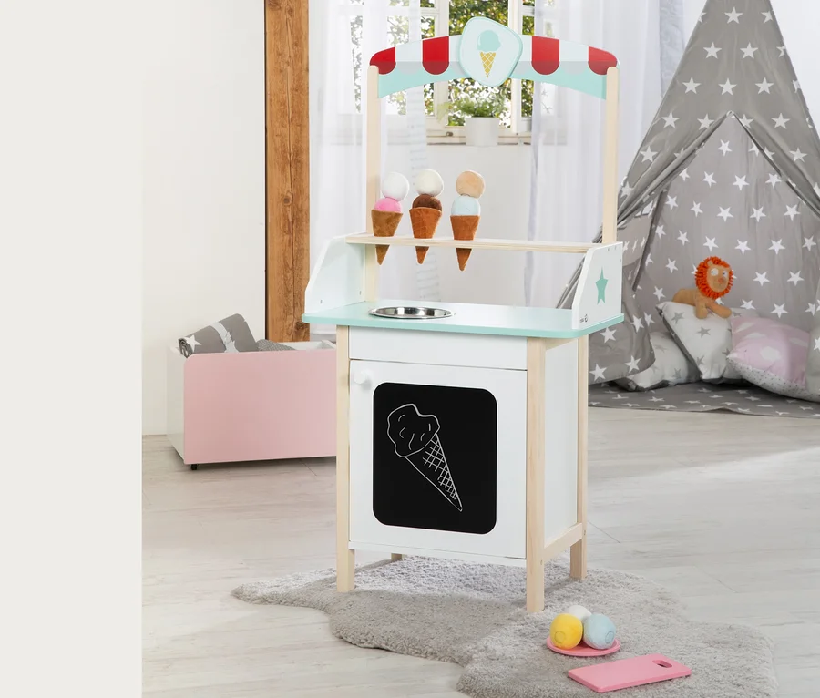 roba Eisstand mit 9-teiligem Zubehör im Kinderzimmer, daneben ein Tipi Zelt.