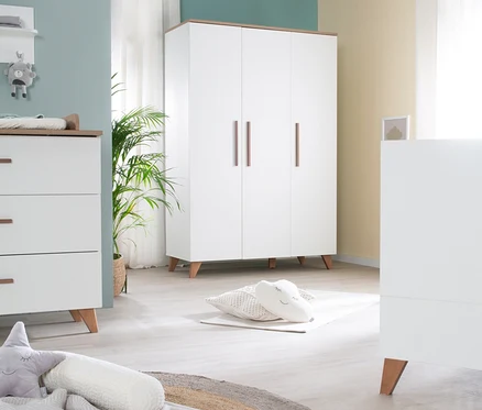 Zimmer mit weißen Kindermöbeln und Pflanze, inklusive roba 3-türiger Kleiderschrank »Ole«.