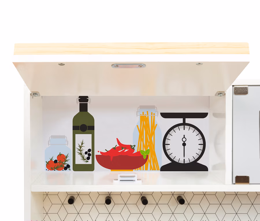 Illustration auf der small foot Kinderküche modular XL zeigt ein Glas mit Tomaten, eine Ölflasche, eine Schale mit Chilischoten, ein Glas mit Nudeln und eine Waage.