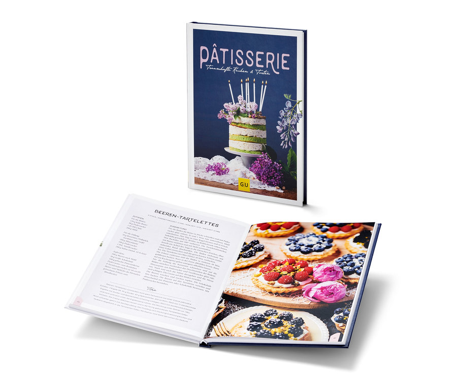 Zwei Kochbücher, eines davon das Buch "Pâtisserie", aufgeschlagen auf einer Seite mit einem Rezept für Beerentartelettes.