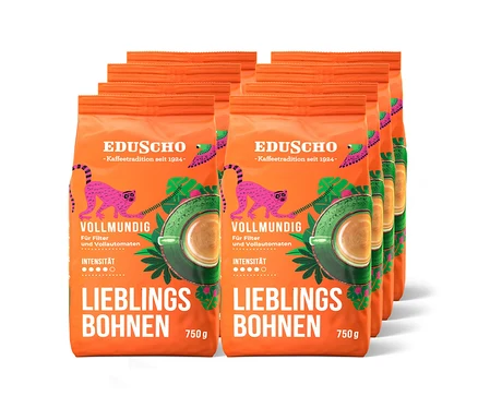 Sechs orange Kaffeepackungen sind gestapelt, jede zeigt einen pinken Affen, grüne Blätter und eine grüne Kaffeetasse. Die Packungen sind mit "EDUSCHO", "VOLLMUNDIG", "LIEBLINGS BOHNEN" und "750 g" beschriftet.