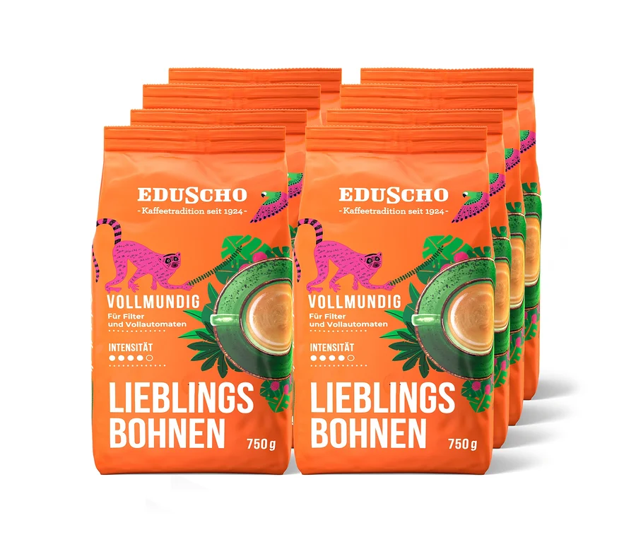 Sechs orange Kaffeepackungen sind gestapelt, jede zeigt einen pinken Affen, grüne Blätter und eine grüne Kaffeetasse. Die Packungen sind mit "EDUSCHO", "VOLLMUNDIG", "LIEBLINGS BOHNEN" und "750 g" beschriftet.