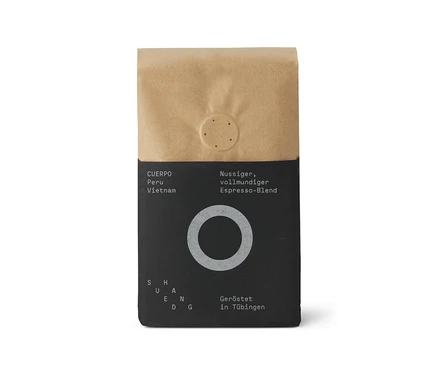 Eine SUEDHANG CUERPO Espresso 250 g Ganze Bohne Kaffeepackung, oben braun und unten schwarz, mit weißem Text, der einen nussigen, vollmundigen Espresso-Blend aus Peru und Vietnam, geröstet in Tübingen, beschreibt.