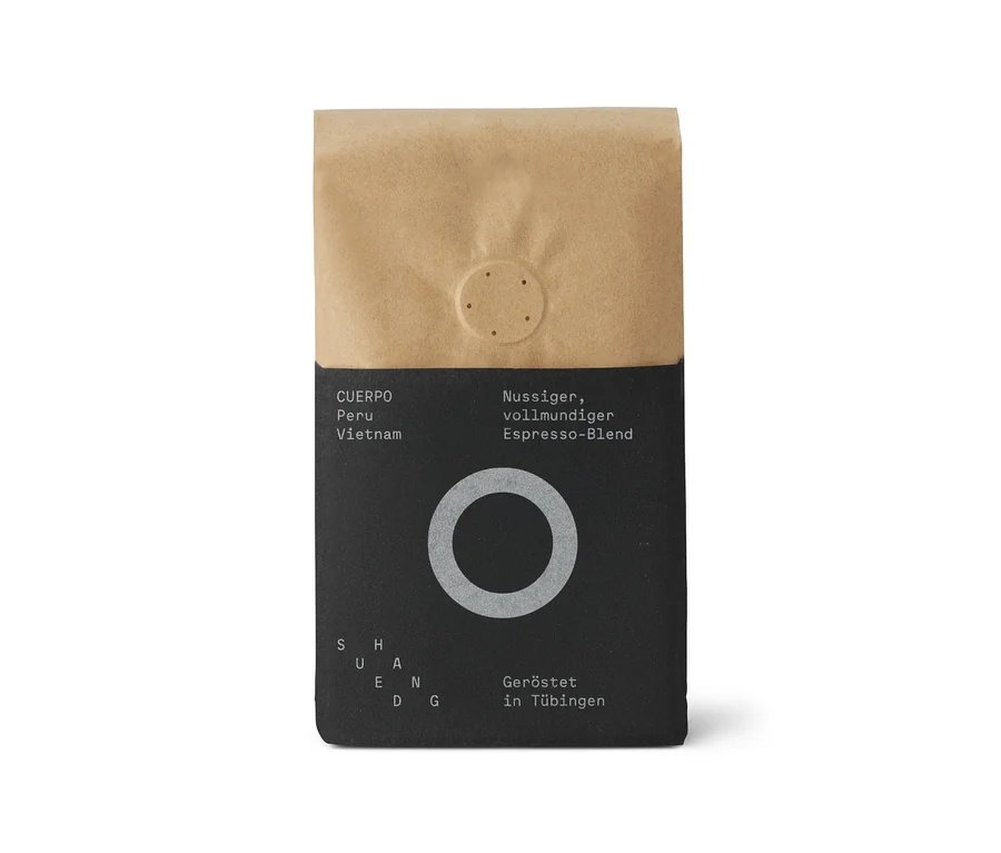 Eine SUEDHANG CUERPO Espresso 250 g Ganze Bohne Kaffeepackung, oben braun und unten schwarz, mit weißem Text, der einen nussigen, vollmundigen Espresso-Blend aus Peru und Vietnam, geröstet in Tübingen, beschreibt.