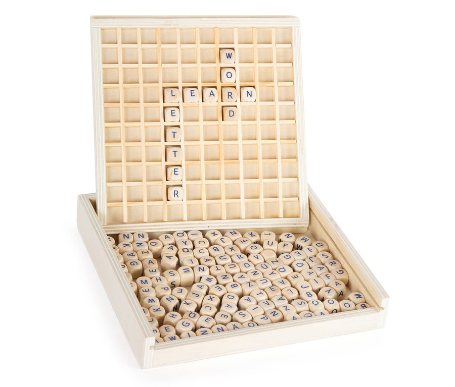 Offene Holzkiste mit dem small foot Wörter legen »Educate« Spiel, bei dem Buchstabenwürfel Wörter bilden.