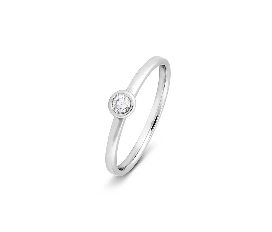 Detailaufnahme eines Rings aus 585 Weißgold mit Diamant.