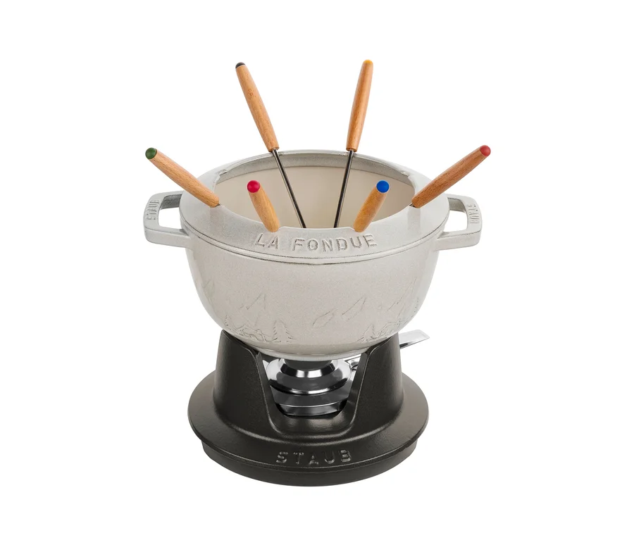Weißes STAUB Fondue-Set mit Holzgriffen.