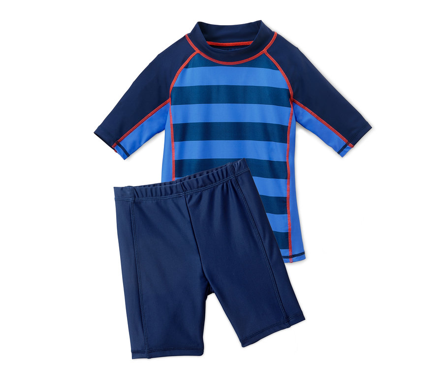 Blau-blaues UV-Schutz-Kombi mit einem gestreiften Oberteil und Shorts.