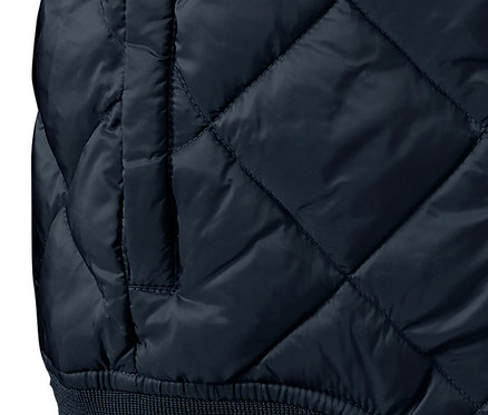 Detailansicht einer Steppjacke.