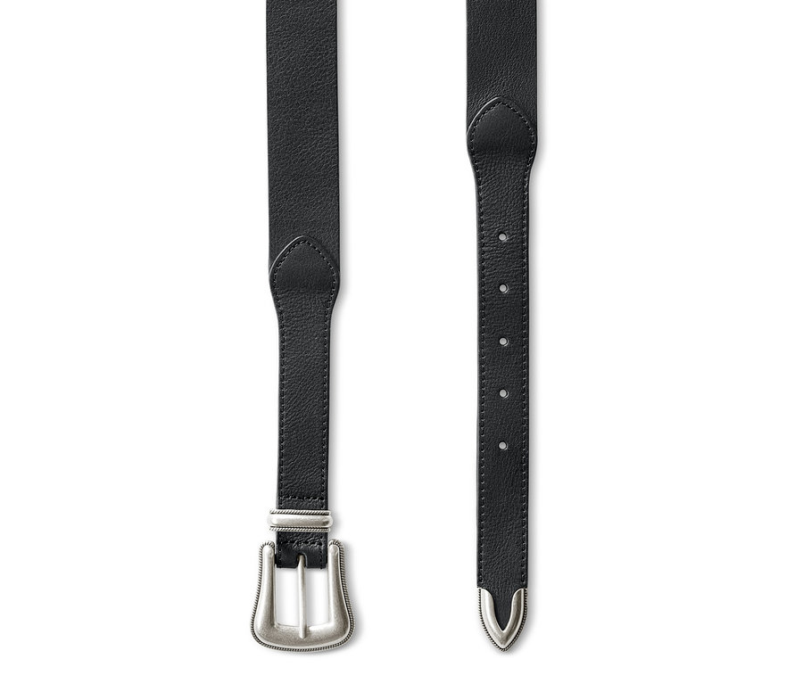 Zwei Ledergürtel mit Metallschnalle und silbernen Beschlägen.