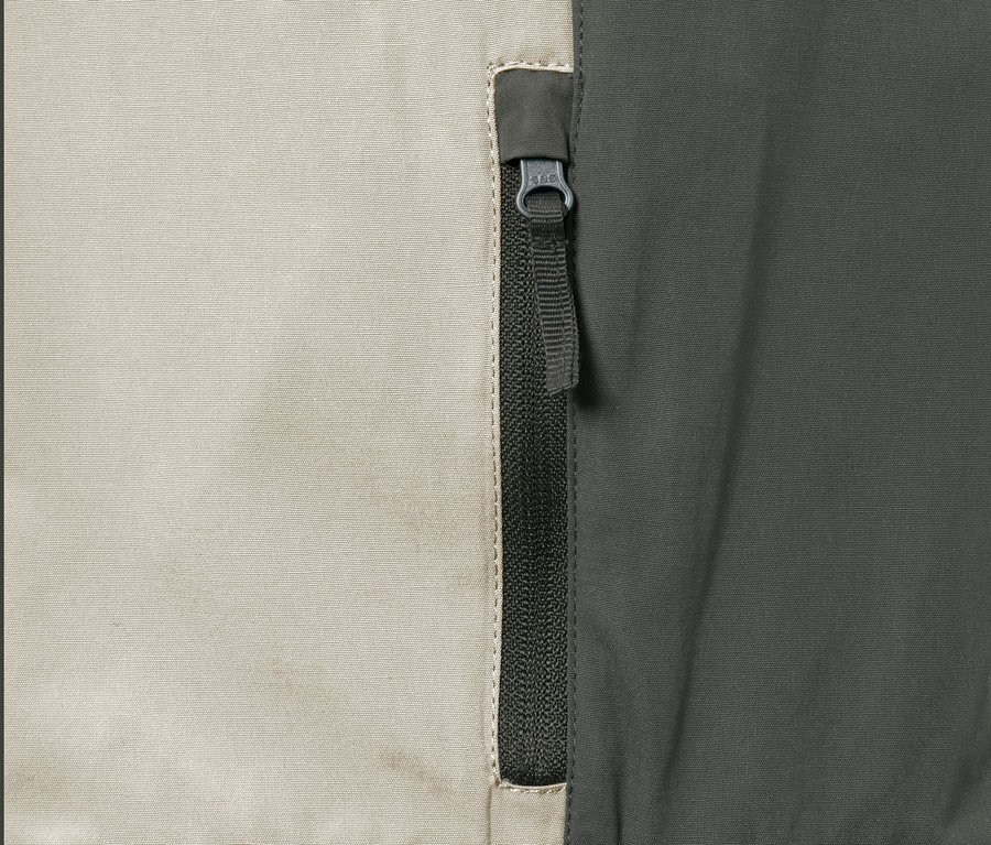 Detailaufnahme einer Khaki- und dunkelgrünen 2-in-1-Funktionshose mit Reißverschluss.