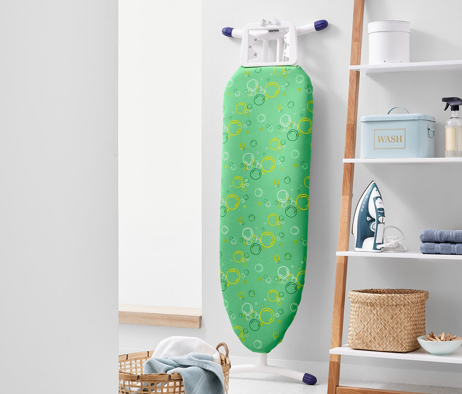 Aufgehängtes Bügelbrett mit Bügelbrettbezug mit Kreismuster.