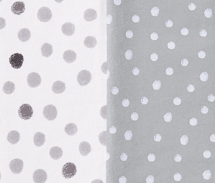 Detail einer Jersey-Wendebettwäsche in Doppelgröße mit grauen Punkten auf weißem und weißen Punkten auf grauem Grund.
