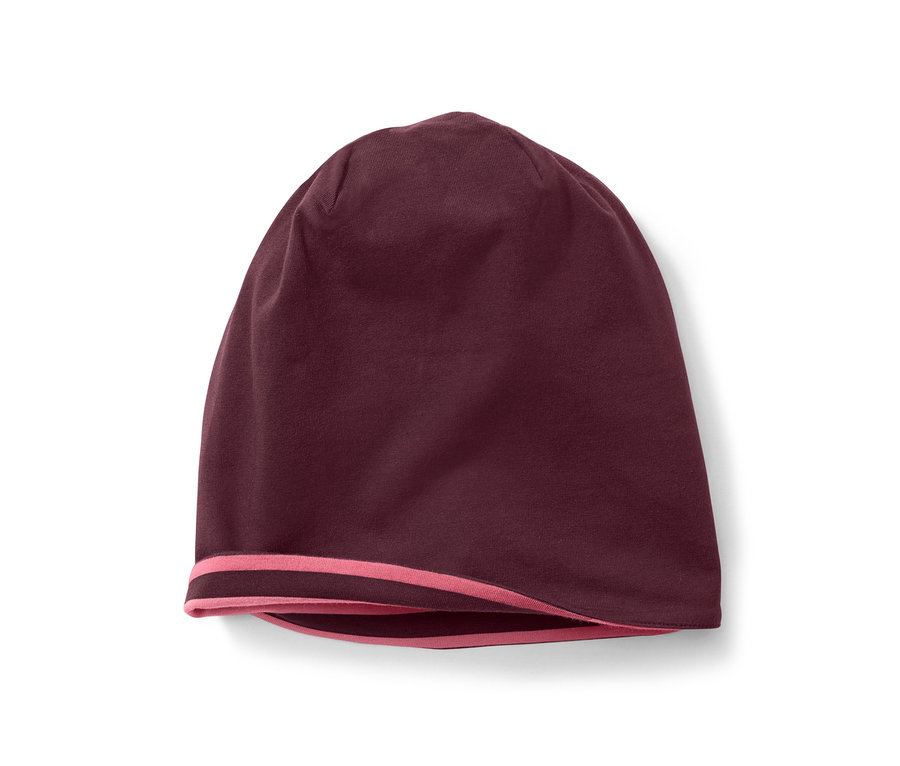 Eine bordeauxrote Wendemütze mit rosa Saum.