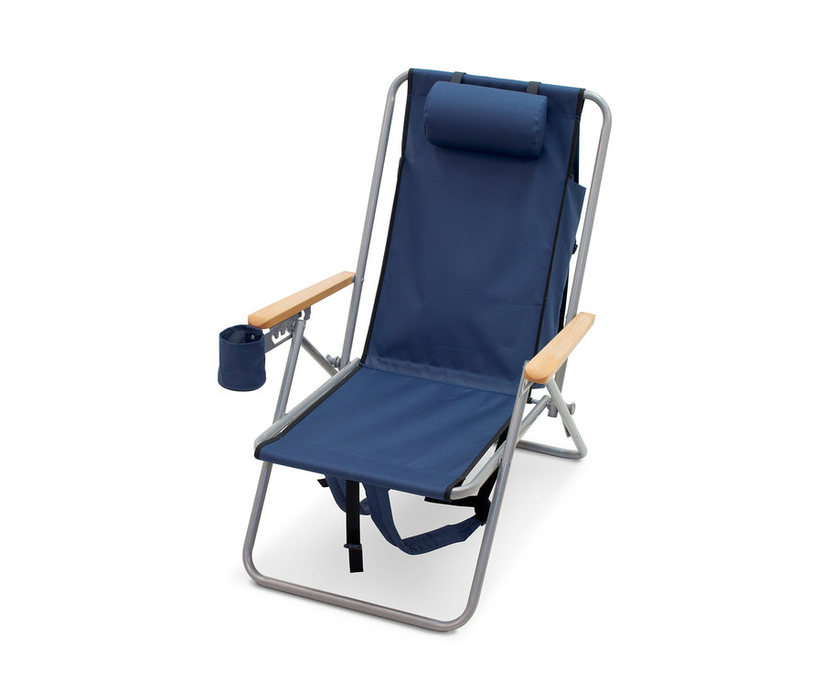 Ein Rio-Brands-Rucksack-Klappstuhl mit Armlehnen aus Naturholz und Getränkehalter.
