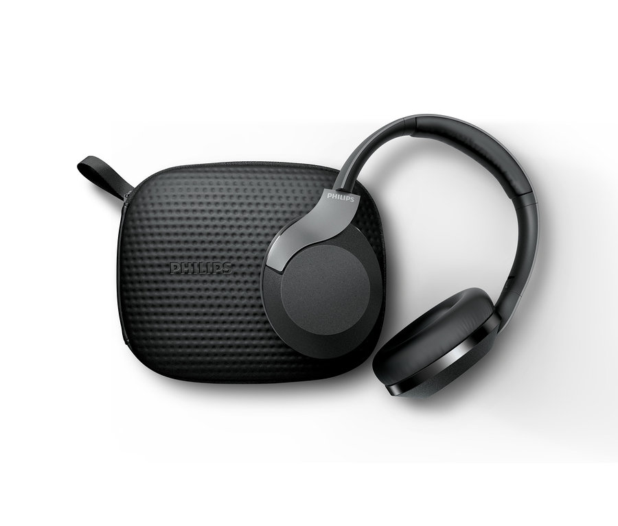 Schwarze Philips Over-Ear-Kopfhörer »Active Noise Cancelling« liegen neben einem schwarzen Etui.