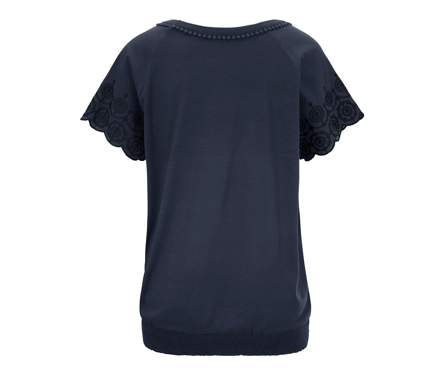 Blaues Shirt mit Lochstickerei an den Ärmeln.