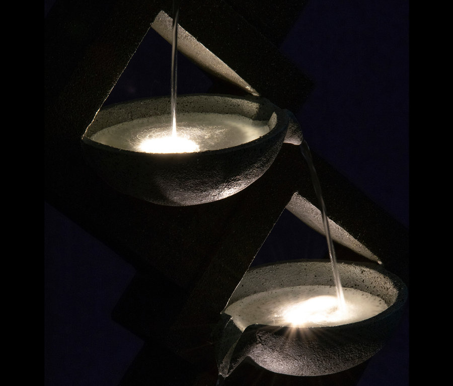 Wasser fließt in zwei Schalen des Dobar Gartenbrunnen mit 4 Schalen und LEDs.