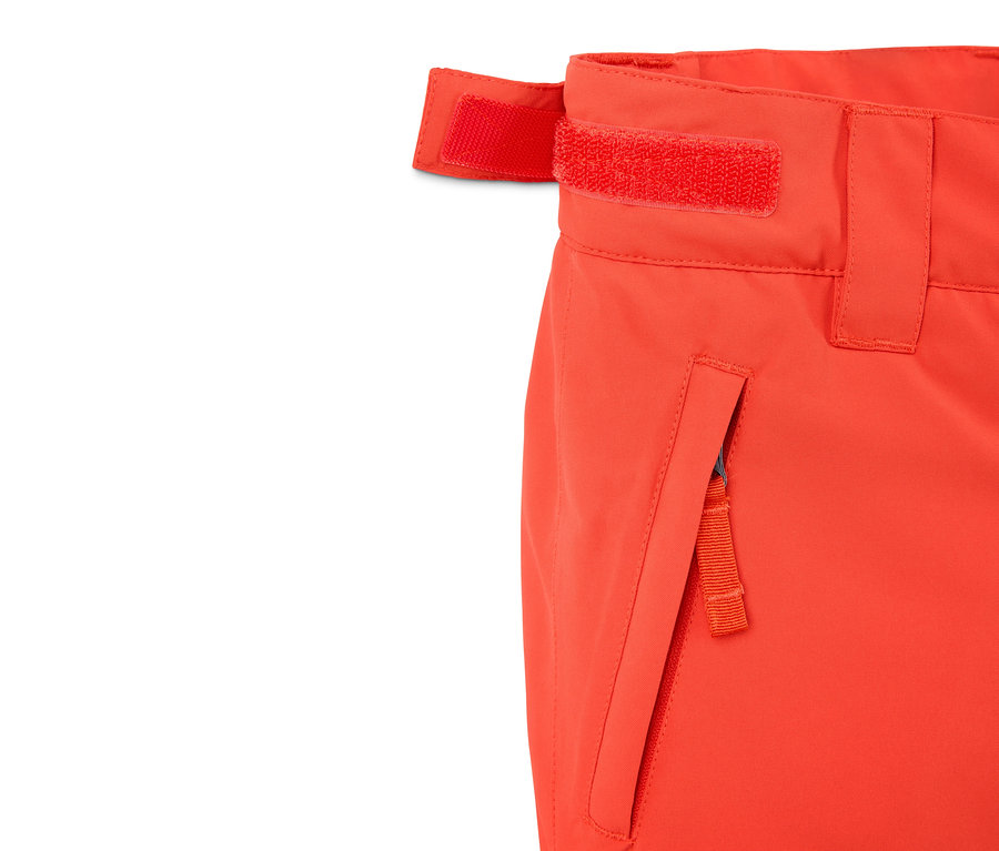 Detail einer orangefarbenen Snowboardhose.