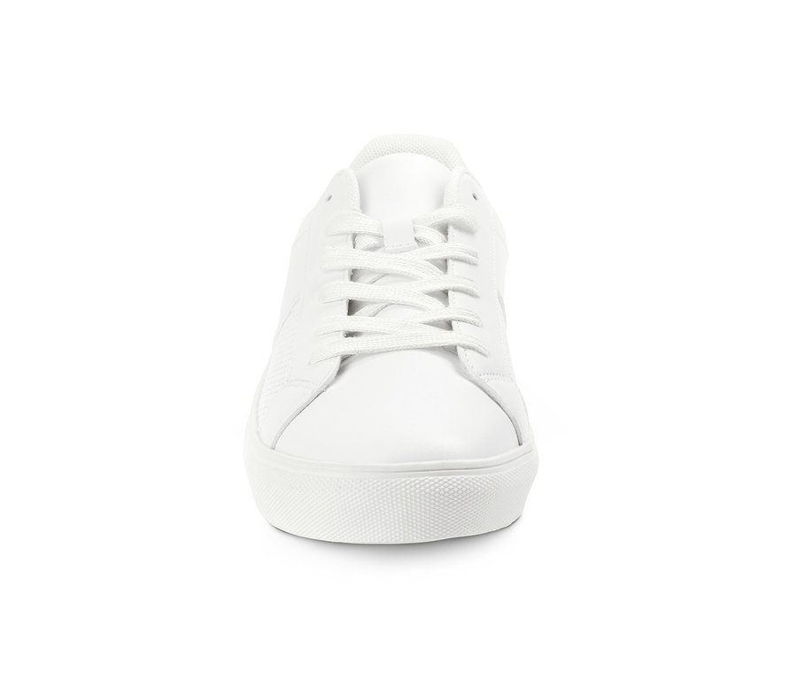 Detailaufnahme eines weißen Sneakers.