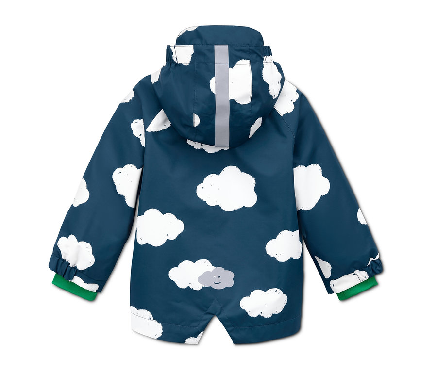 Rückansicht einer dunkelblauen Regenjacke aus recyceltem Material mit Kapuze und weißen Wolken.