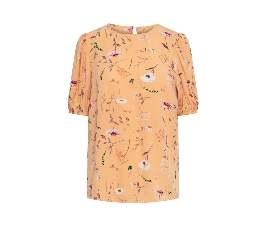 Detailansicht eines hellorangefarbenen Blusenshirts mit Blumenmuster.