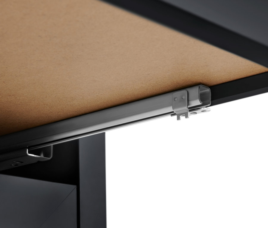 Detail einer schwarzen Kommode.