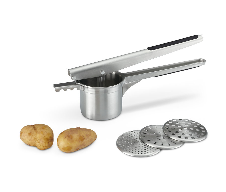 Eine Kartoffel- und Spätzlepresse aus Edelstahl mit zwei Kartoffeln und drei Scheiben.