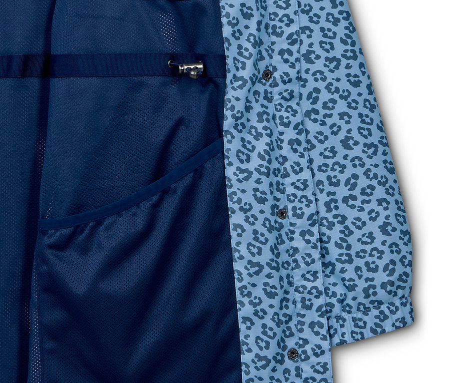 Detailansicht eines blauen, packable Regenmantels mit Leopardenmuster.