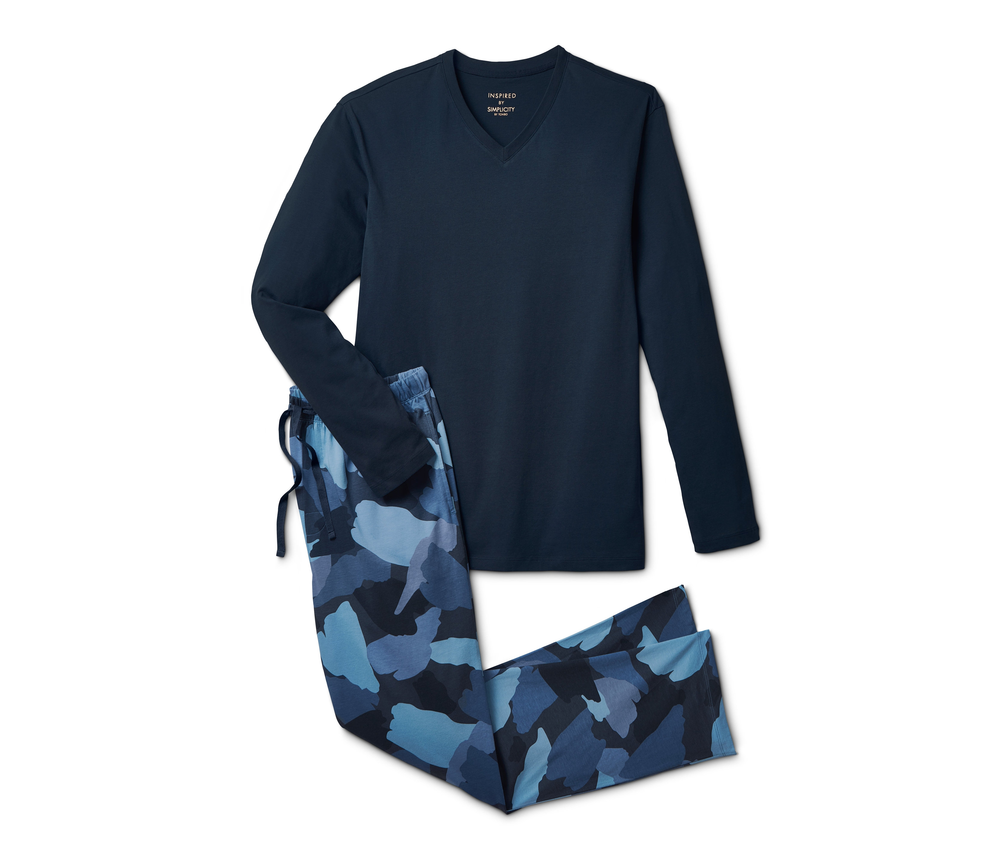 Dunkelblauer Pyjama mit langen Ärmeln und Hose mit Tarnmuster.