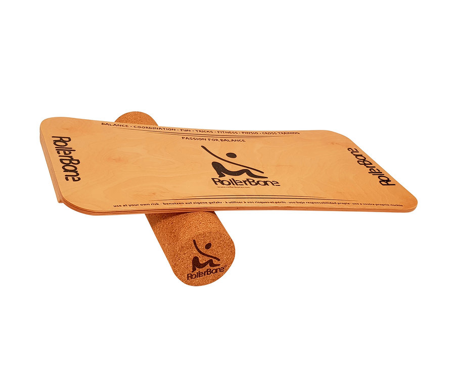 Ein braunes RollerBone-Balance-Board »Starter-Set« liegt auf einer braunen Rolle.