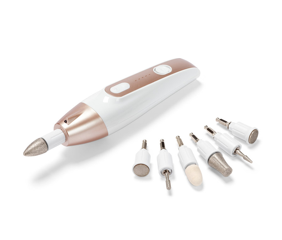 Ein weiß-goldenes ADE-Profi-Maniküre-Pediküre-Set »CM 2100« mit einem elektrischen Stift und sechs Aufsätzen liegt auf einem weißen Hintergrund.
