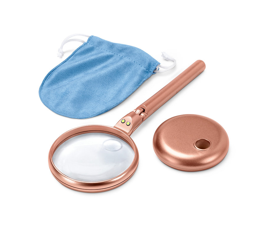 Eine LED-Leselupe mit Tasche und Dockingstation, alles in Roségold, auf weißem Hintergrund.