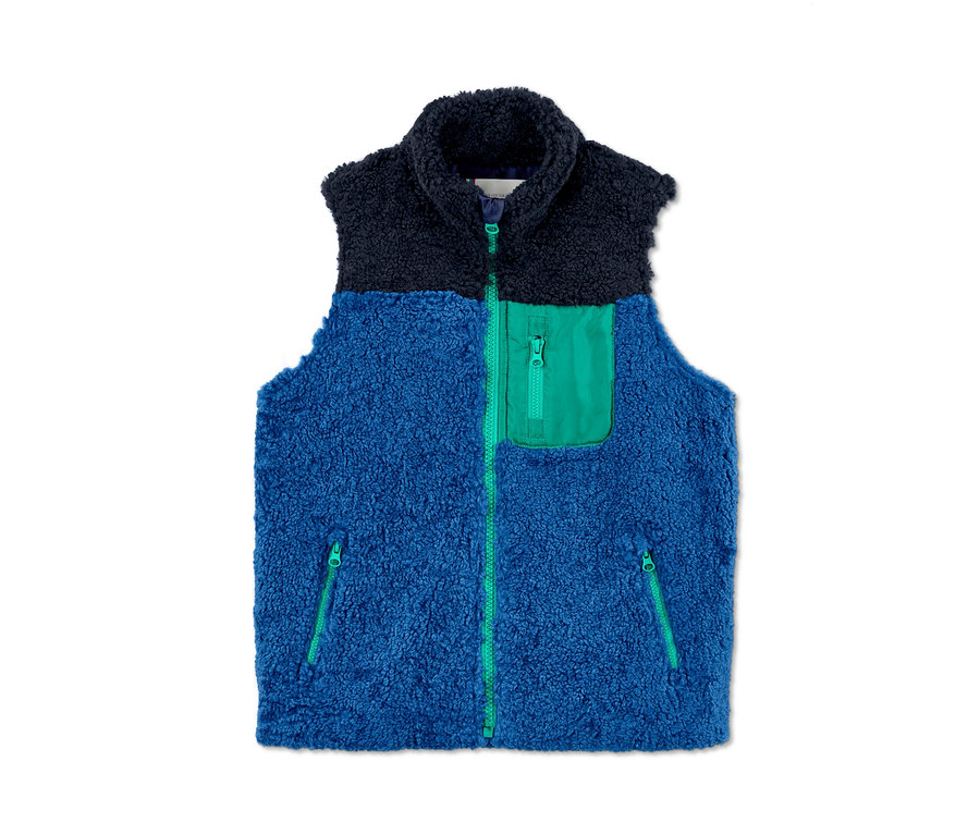 Blaue Teddyweste aus recyceltem Material mit dunkelblauem Kragen und grünen Akzenten.