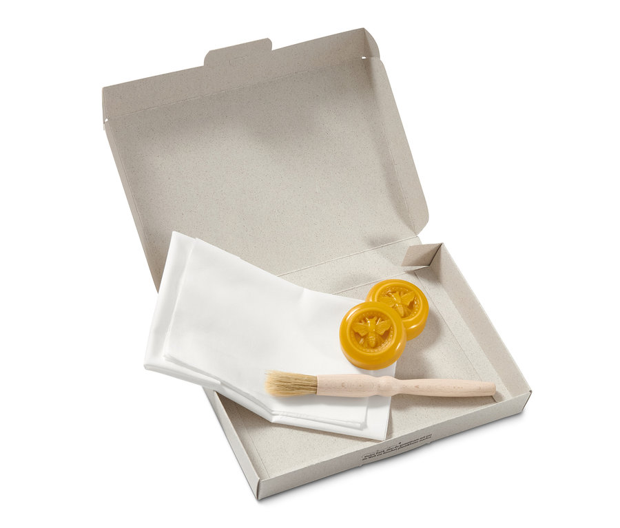 Geöffnete Box mit Little Bee Fresh DIY-Set für Bienenwachstücher mit Stoff, Pinsel und zwei Wachssiegeln.