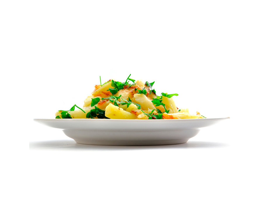 Kartoffelsalat mit Petersilie auf einem Teller, der auf einem Trebs-Tellerwärmer »49000« steht.