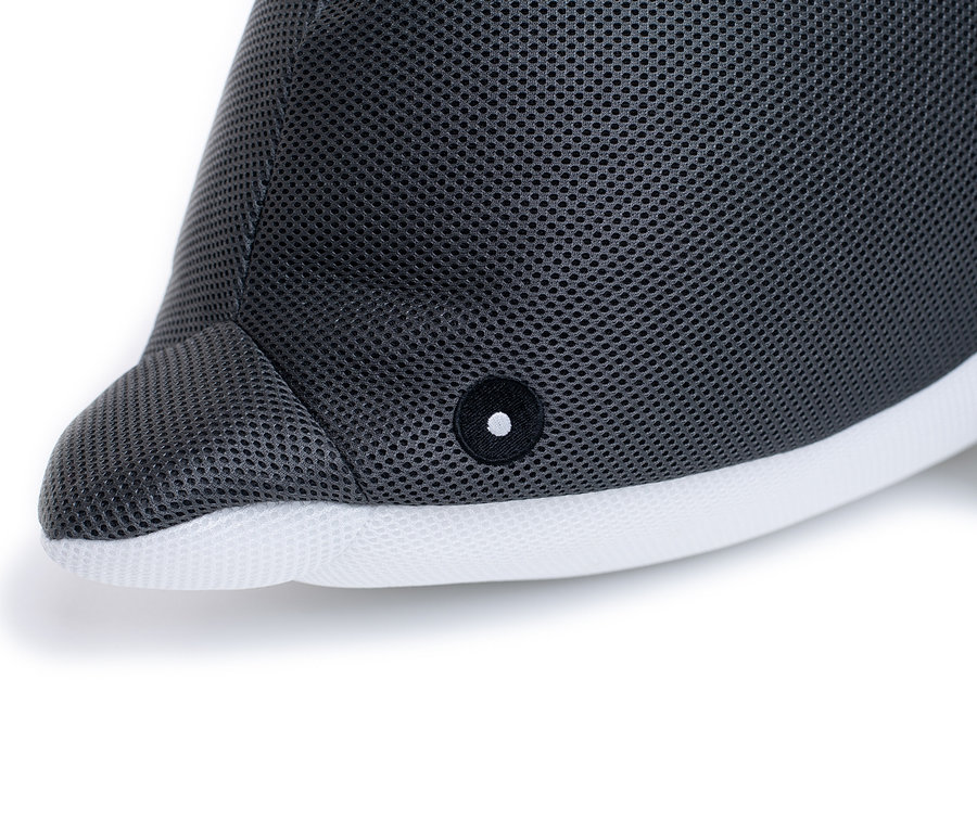 Detailaufnahme eines grau-weißen Pool Buddy Delphins auf weißem Hintergrund.