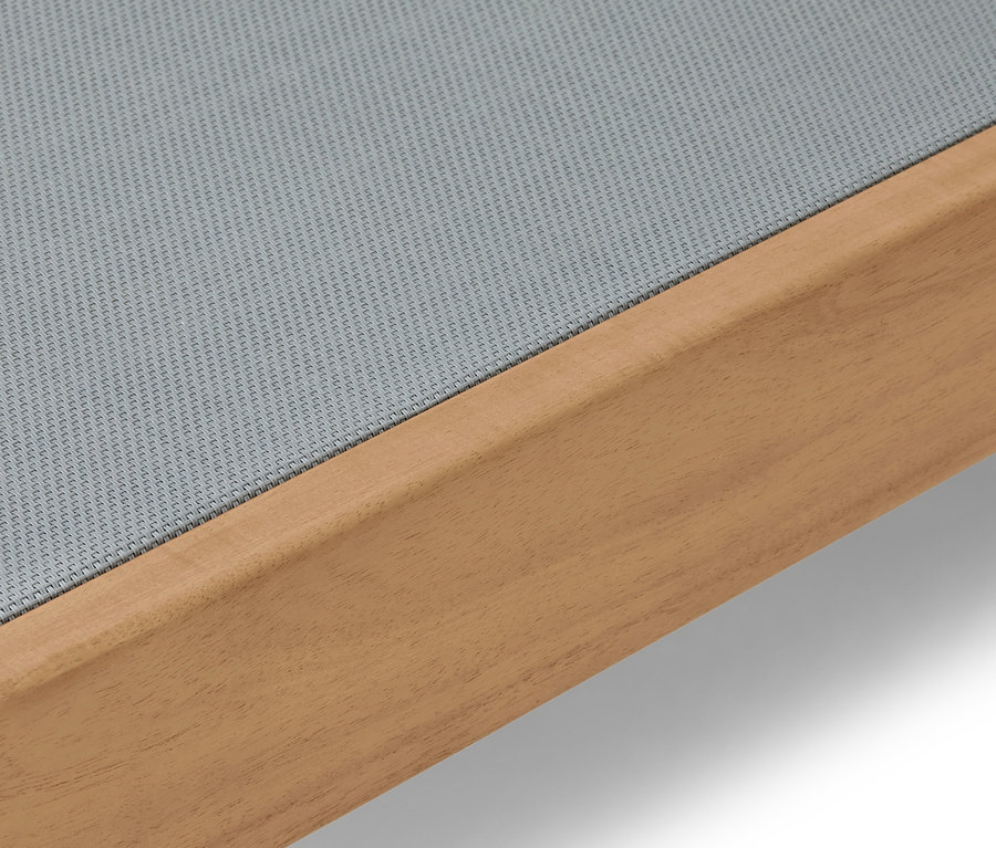 Detailansicht einer Liege »Lenja« mit ausziehbarem Tabletttisch.