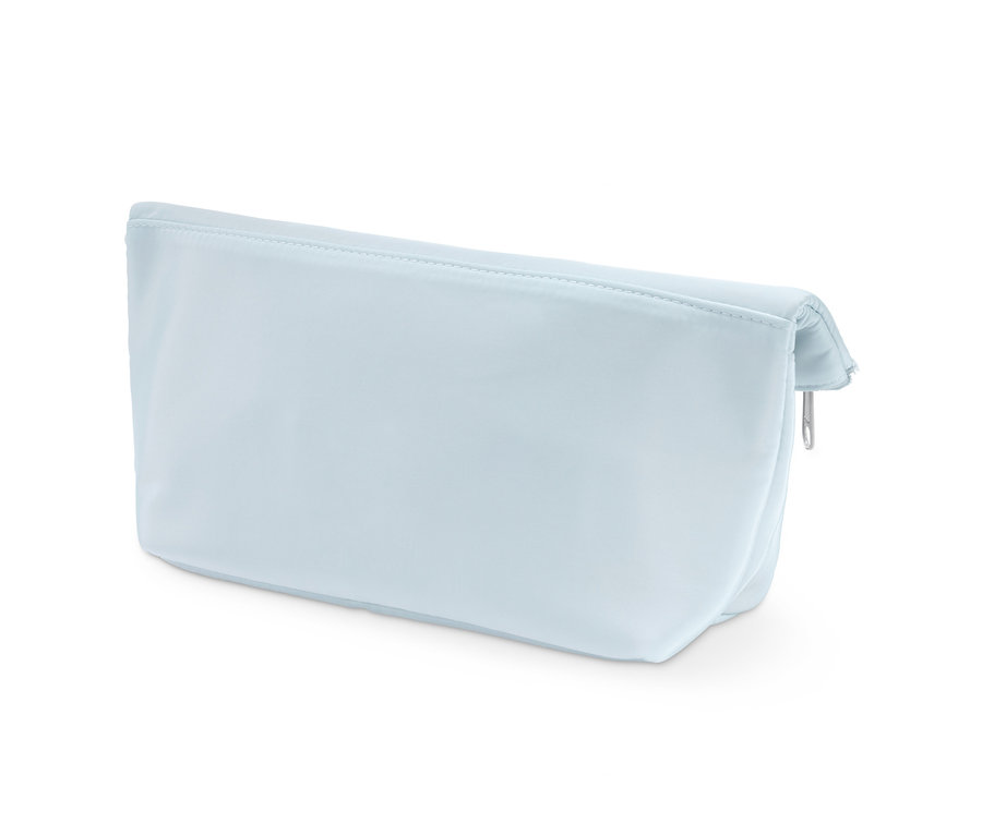 Eine hellblaue Kulturtasche auf einem weißen Hintergrund.