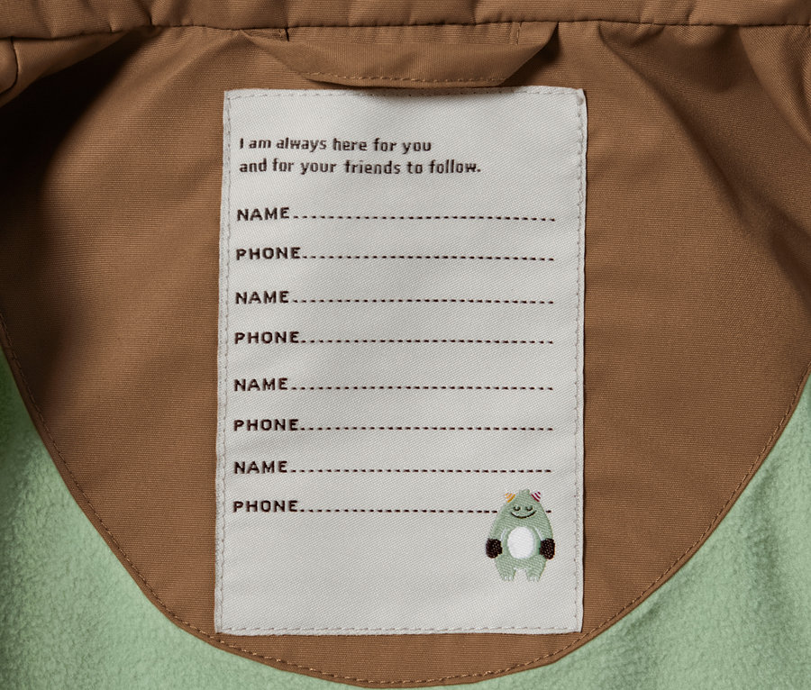 Innenansicht der braun-grünen Thermo-Regenjacke mit Etikett für Name und Telefon.