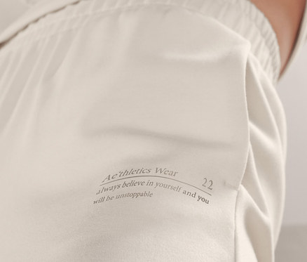 Frau posiert in extraweicher Sweathose.