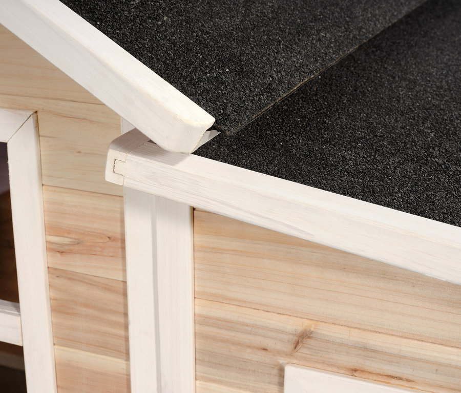 Detailansicht des naturbelassenen EXIT Spielhauses »Loft 550« mit schwarzem Dach und weißer Umrandung.