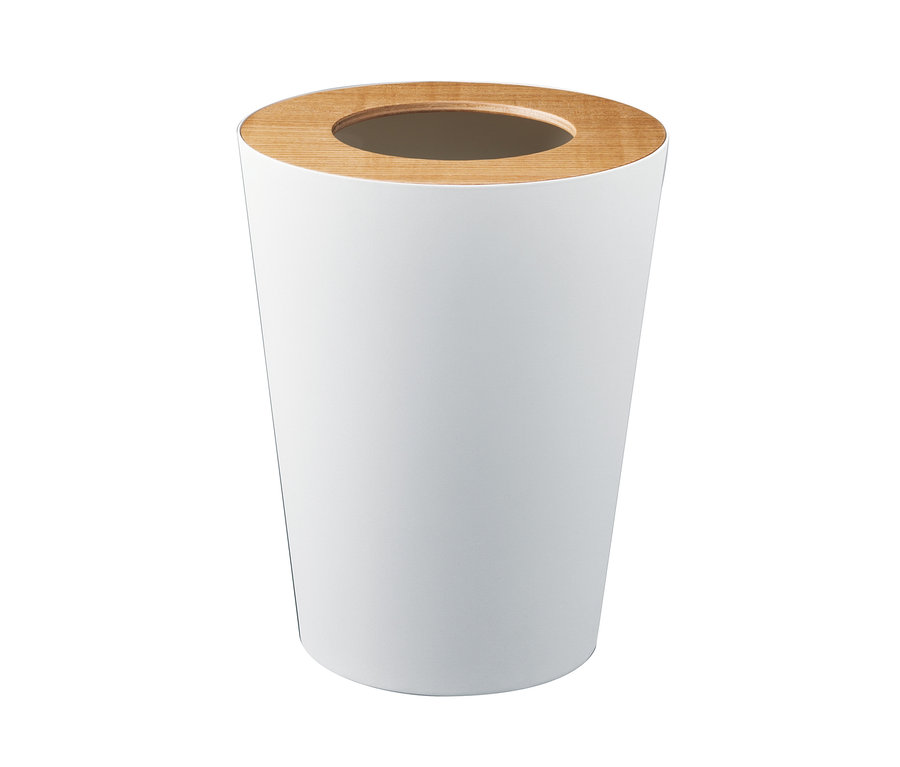 Weißer, runder YAMAZAKI »RIN« Mülleimer mit Holzdeckel.
