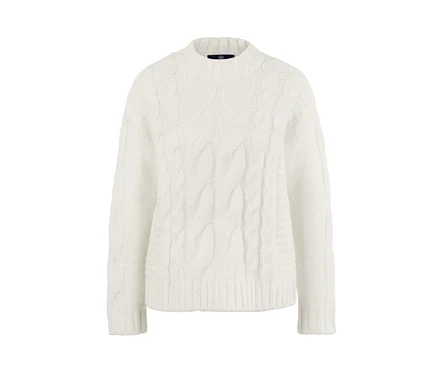 Weißer Strickpullover mit Zopfmuster.