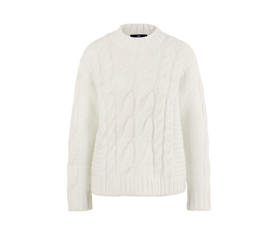 Weißer Strickpullover mit Zopfmuster.