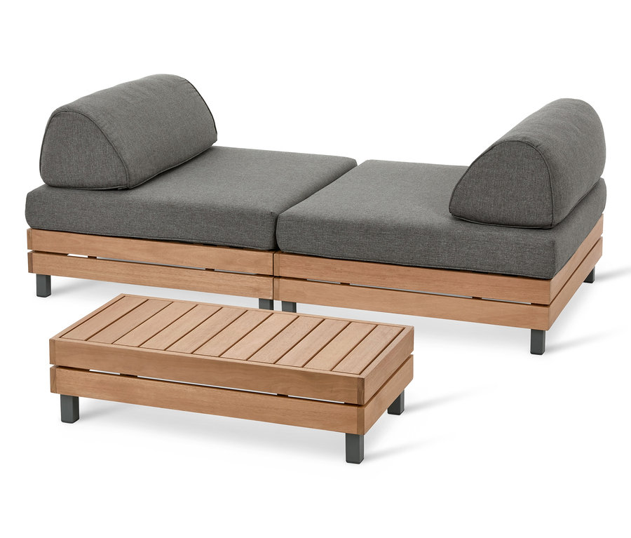 Zwei Teile des Premium-Sofa-Sets mit grauen Kissen und Holzrahmen und ein Couchtisch.